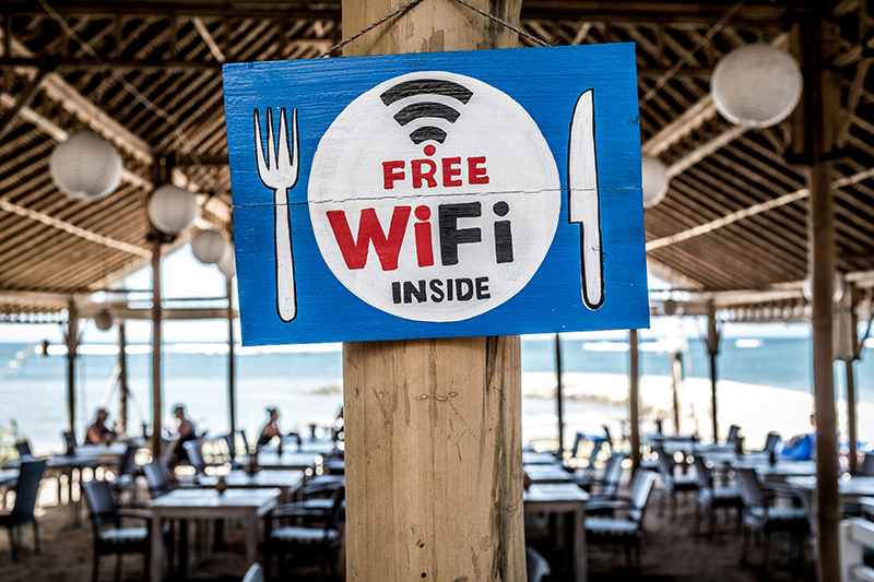 Veřejná Wi-Fi na dovolené, kdy ji použít a kdy raději ne